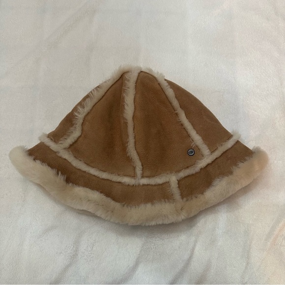 UGG Tan and Cream Classic Sheepskin Shearling Bucket Hat 51028 main image 7